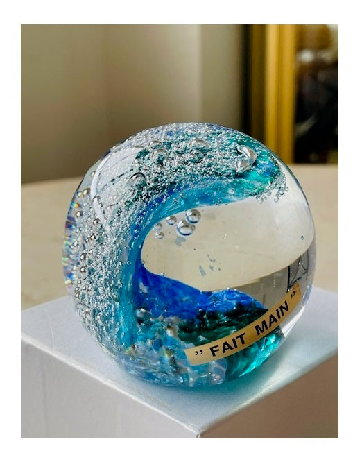 Presse papier en verre soufflé diamètre 7 cm.